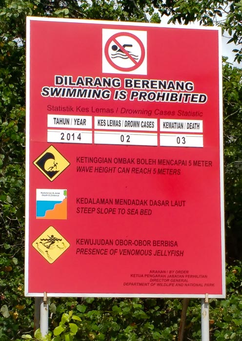 Cartel de prohibición de baño en Pantai Kerachut (Parque Nacional de Penang)