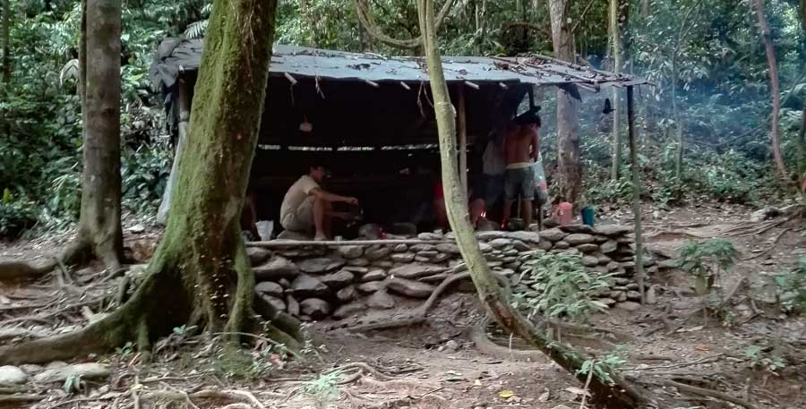 Cabaña cocina en el campamento de la selva de Bukit Lawang en Sumatra