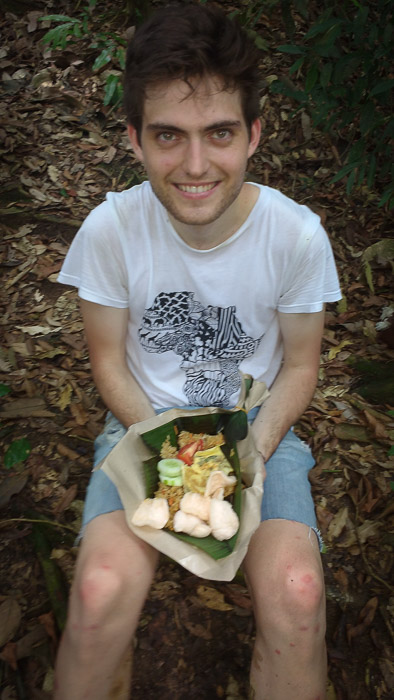 Comida durante el trekking de la selva de Bukit Lawang en Sumatra
