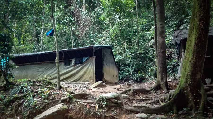 Cabaña dormitorio en el campamento de la selva de Bukit Lawang en Sumatra