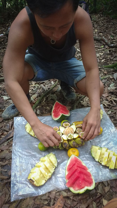 Trekking guide jungle bukit lawang preparing the dessert consisting of fruit