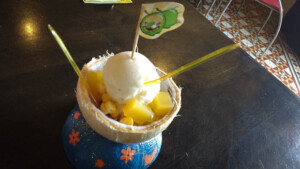 [:es]Helado de coco casero con piña y maiz en GeorgeTown[:en]Homemade coconut ice cream with pineapple and corn in GeorgeTown[:]