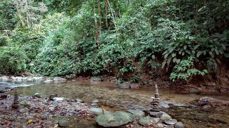 Orilla del río del campamento en Bukit Lawang Sumatra