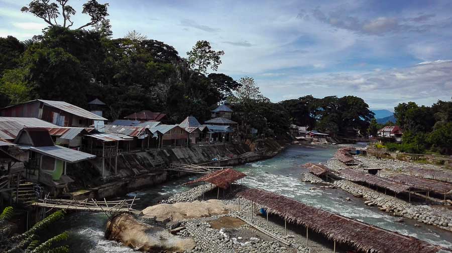 Pueblo junto al rio de Bukit Lawang en Sumatra para ir a la selva