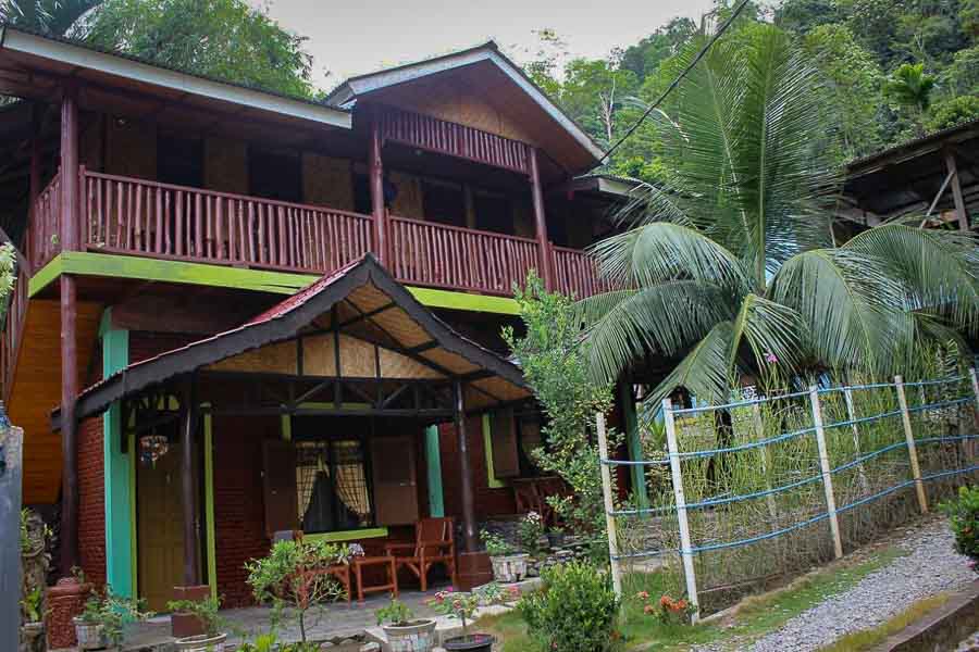 Rain Forest Guest House Bukit Lawang Selva Hotel Sumatra Cabaña de Madera el mejor hotel del sudeste asiatico