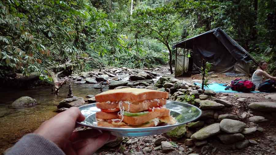 Sándwich desayuno en la selva de Bukit Lawang en Sumatra trekking de dos dias