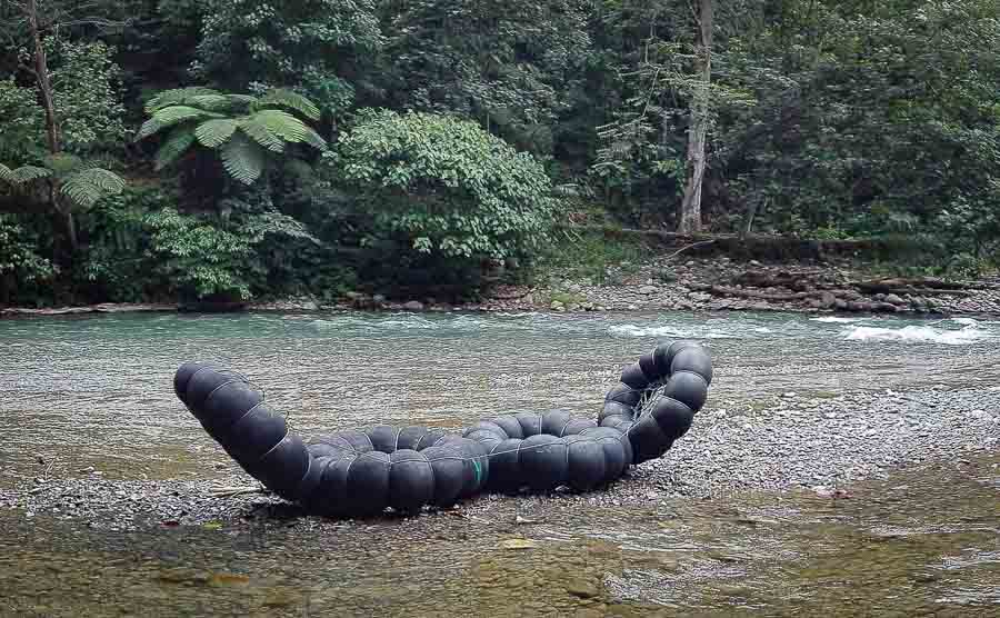 Tube rafting o tubing en el rio del trekking de Bukit Lawang en Sumatra