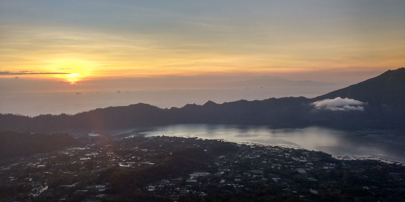 Amanecer Monte Batur reflejo sol en lago. que ver en bali en una semana