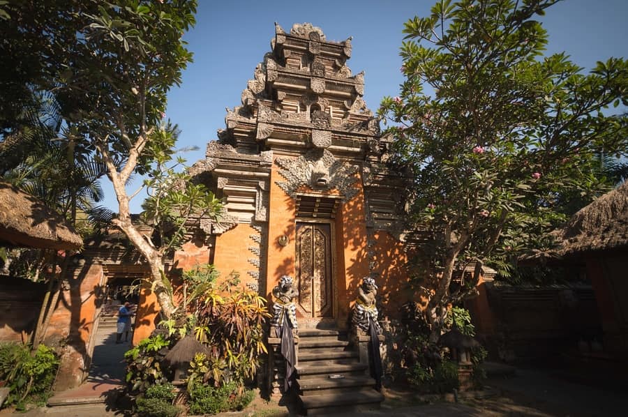 Puri Saren Agung, palacio real puerta naranja