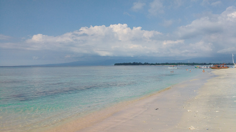 Snorkel en aguas cristalinas arena blanca gili trawangan indonesia. que hacer en gili trawangan dos días. islas gili