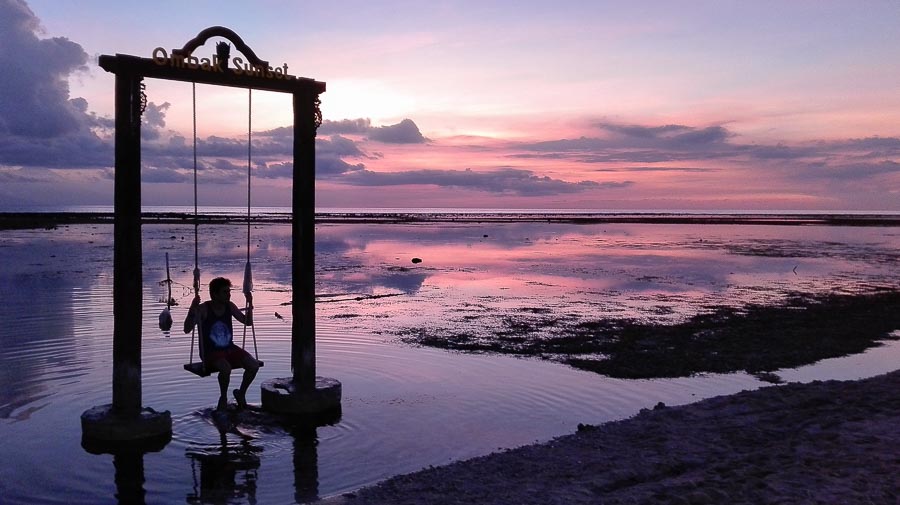 Atardecer en el columpio de Ombak Sunset en Gili Trawangan. 