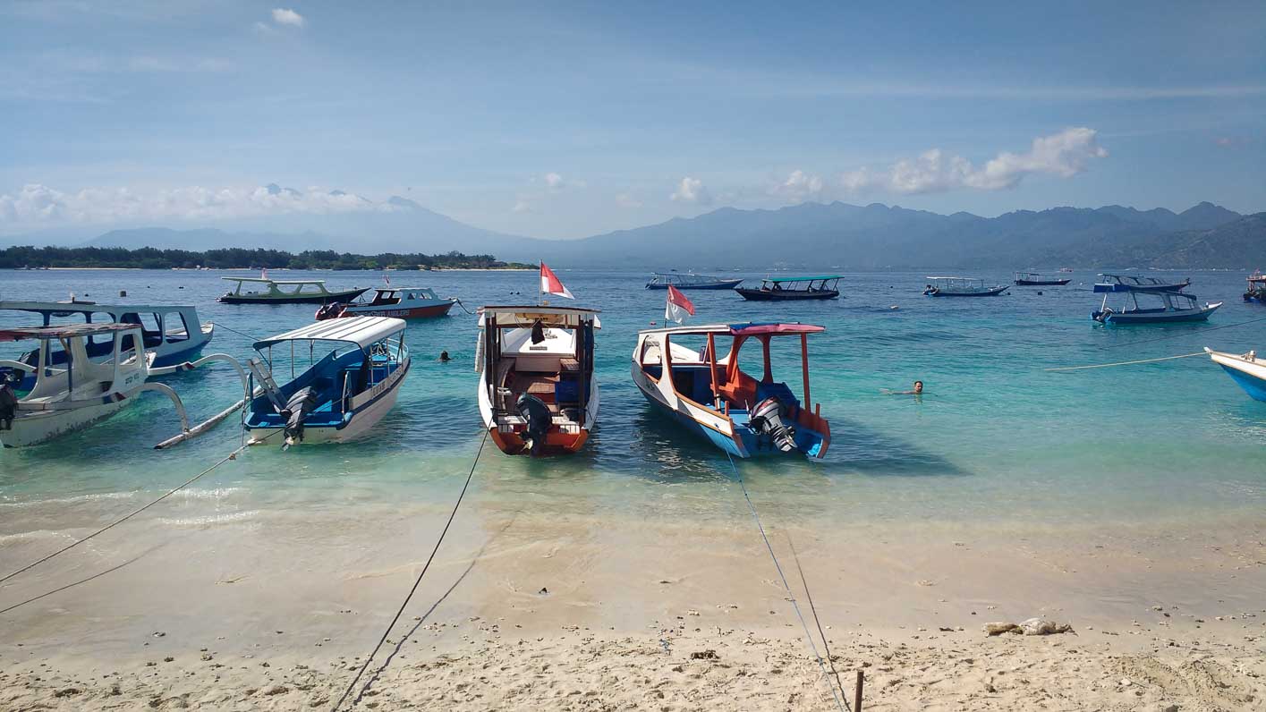 Barcos en el puerto de Islas Gili Indonesia Lombok. que hacer en las islas gili