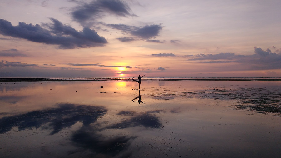 Hacer yoga en el atardecer de la isla paraiso gili trawangan