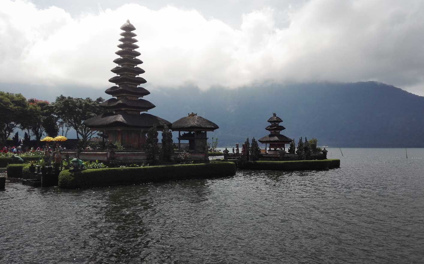 Templo Pura Ulun Danu sobre lago Bratan. Uno de los templos de Bali más bellos