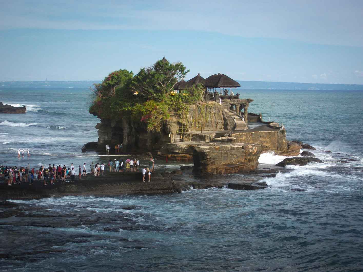 Tanah Lot es un templo en un islote en Bali para mochileros