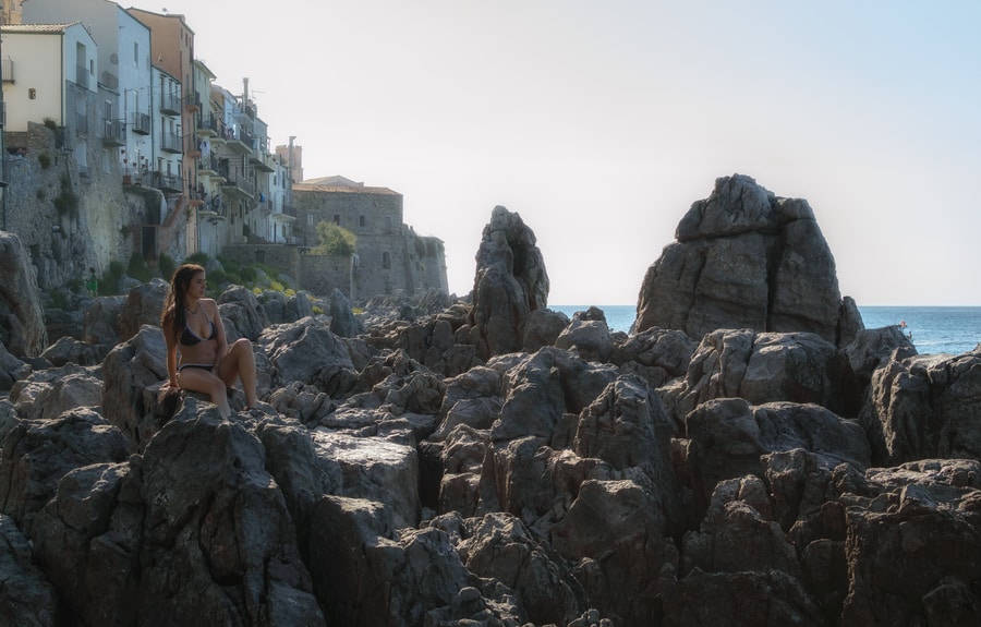 Disfrutando de las vistas en las playas de Via Giudecca en Cefalú Sicilia