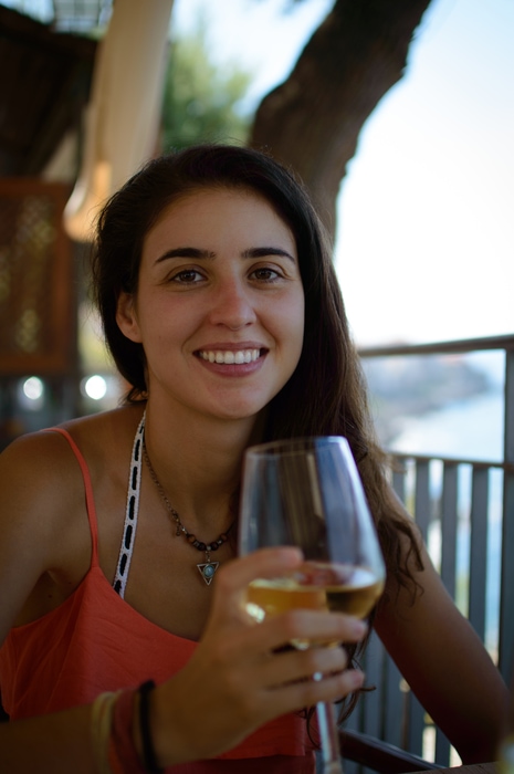 Terraza al Faro Cefalu Ascen bebiendo vino en Arrecife de Giudecca Sicilia cefalu en un dia