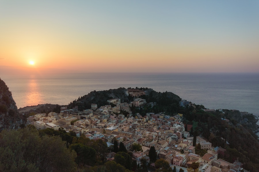 Taormina visto desde Santuario Madonna della Rocca en Sicilia Italia