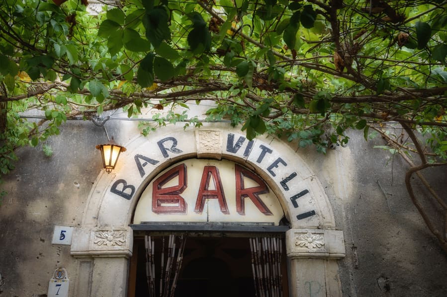 Letrero del Bar Vitelli en que ver en Savoca escena del Padrino Sicilia Italia