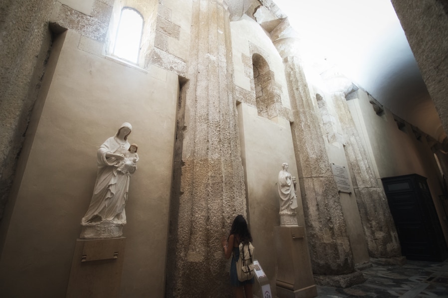 Columnas griegas del Templo de Atenea en la Catedral de Siracusa Sicilia mapa Italia