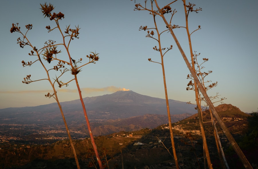 Volcán Etna visto desde Santuario Madonna della Rocca al amaencer en Taormina Sicilia Italia
