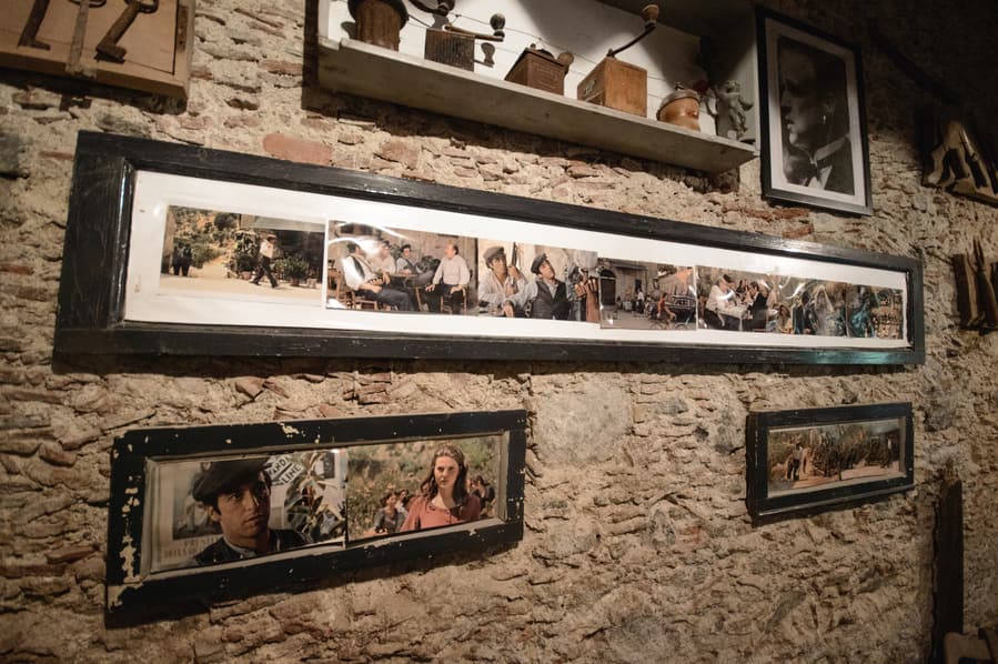 Interior del Bar Vitelli con fotografías de escenas del Padrino en Savoca Sicilia Italia