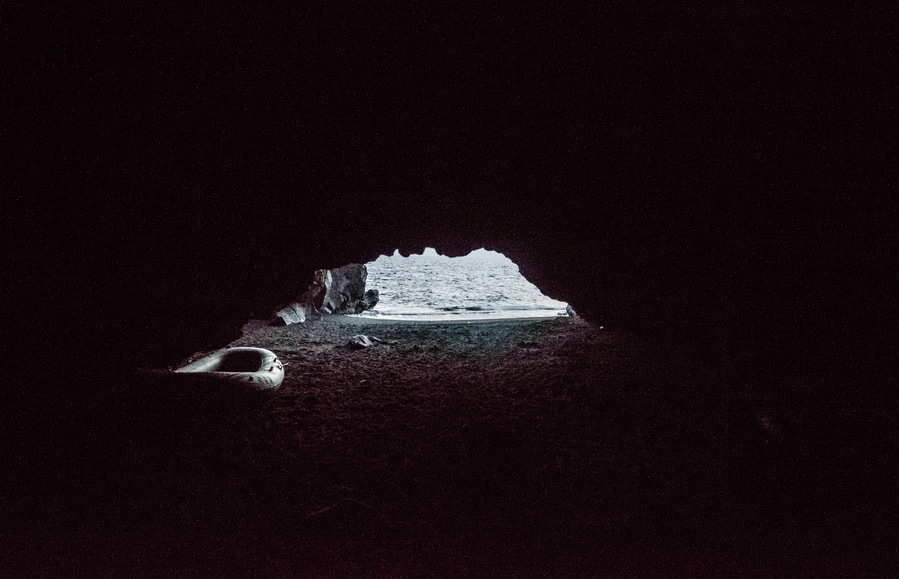 Interior de la Grotta di Eolo Stromboli Sicilia Italia alojamientos baratos en stromboli