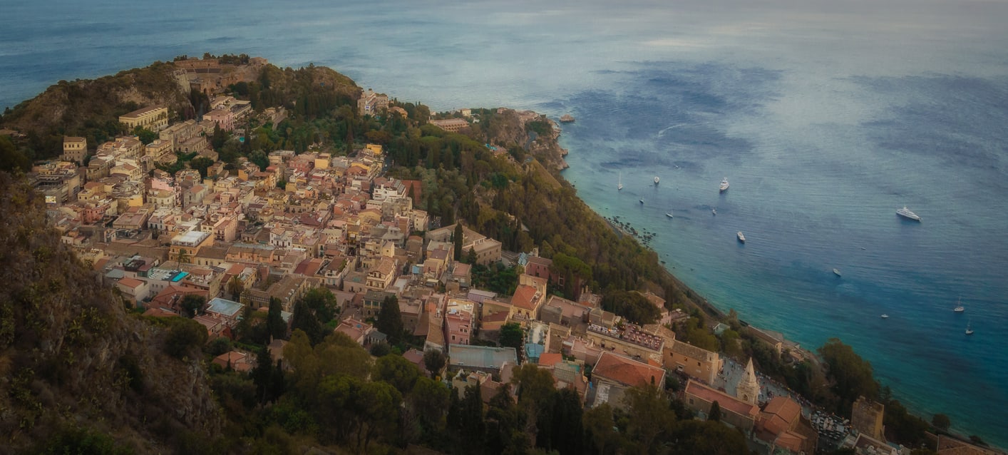 Taormina vista desde Santuario Madonna della Rocca Sicilia Italia turismo barato vacaciones