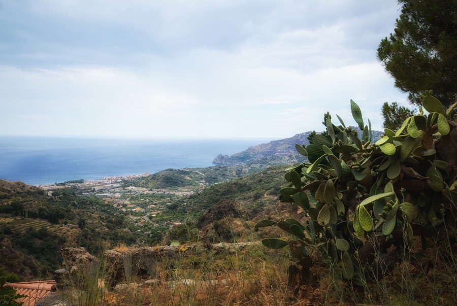 Vistas al mar desde Savoca Sicilia Italia