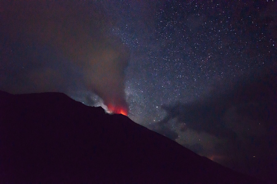 Foto del fuego del volcán Stromboli Sicilia Italia