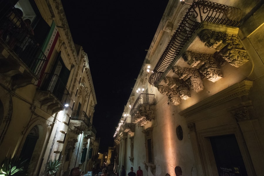 Noto fachadas Barrocas nocturno Sicilia Italia