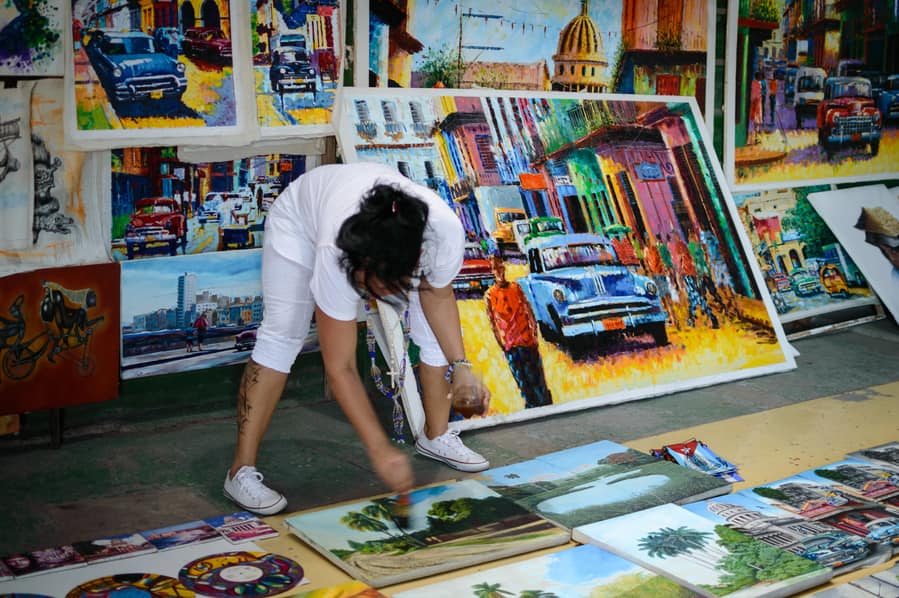  Que hacer en la habana. Almacenes de San José Artisans souvenir la Habana Cuba