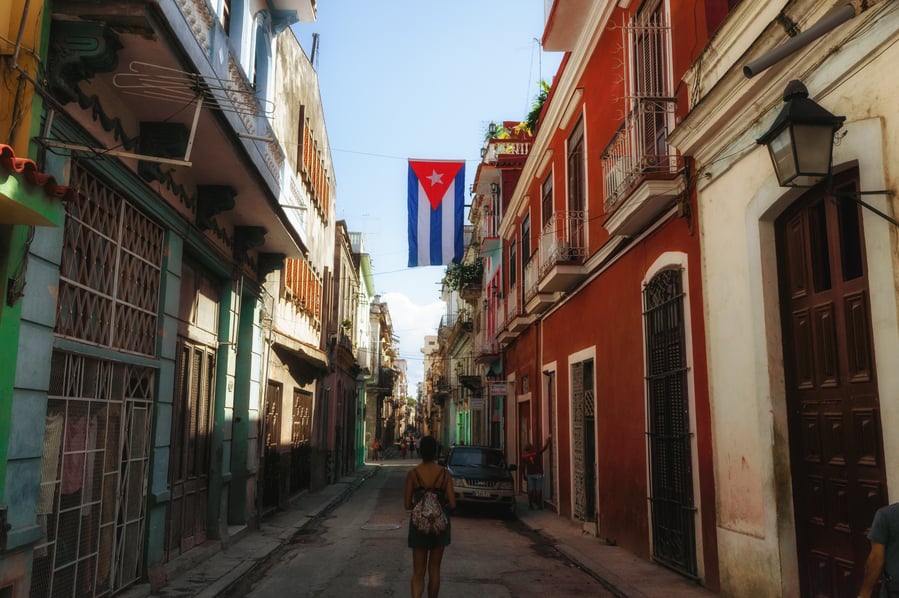 No te puedes perder de la Habana. calle estrecha la Habana vieja Cuba
