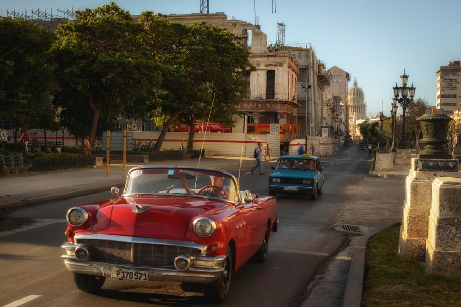 La rapidez es fundamental para fotografiar coches cadillac la habana el capitolio cuba. Guia de la Habana.
