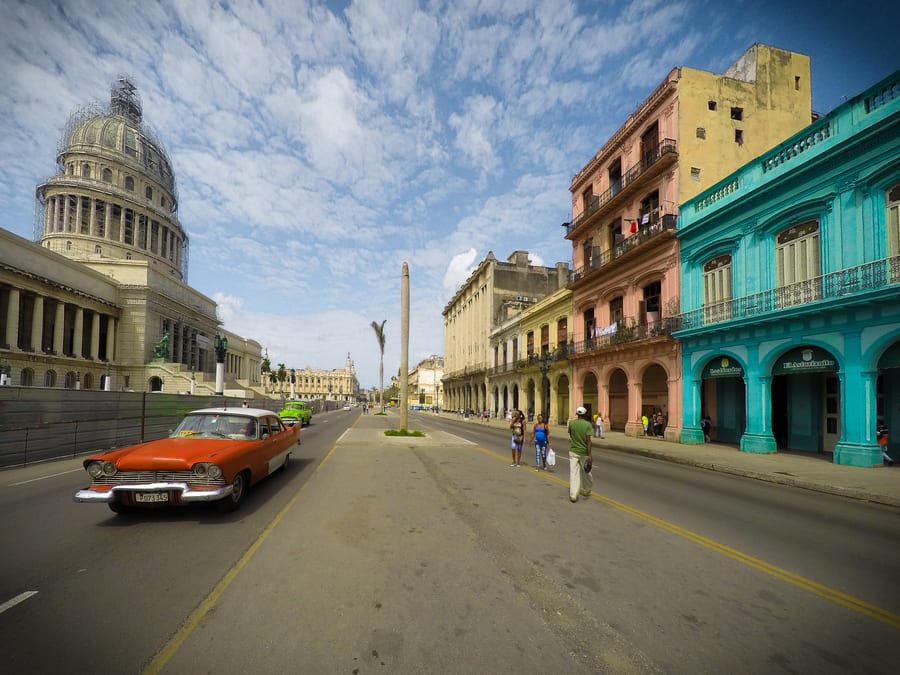 Guia de cosas que hacer en la Habana. Capitolio y casas coloridas al frente la Habana Cuba