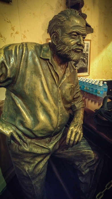 Estatua de Ernest Hemingway en El Floridita Cuba La Habana. Que hacer en la habana