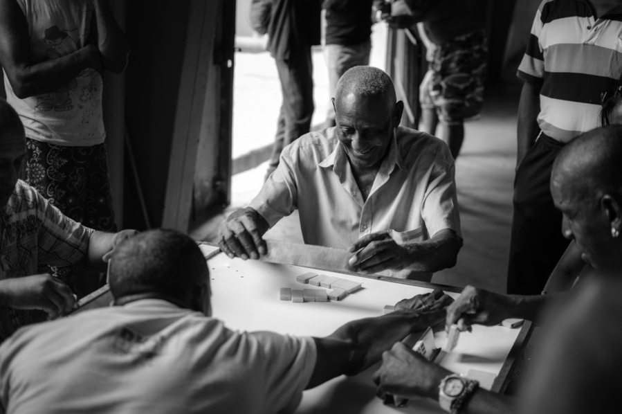 foto blanco y negro partida domino la habana cuba. Guia de la Habana.