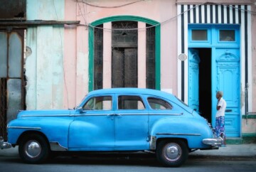 [:es]La Habana coche azul señora puerta azul[:en]Havana car blue lady blue door[:]