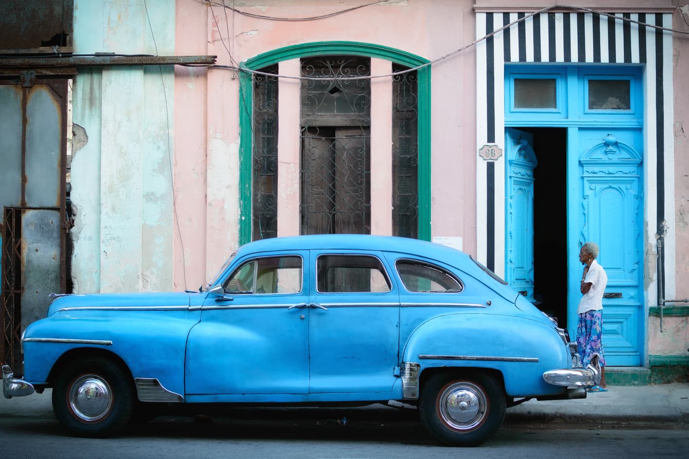 Que hacer en Cuba en 15 días. La Habana coche azul señora puerta azul