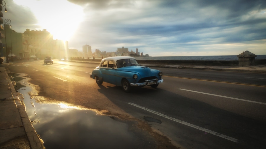El malecón de la Habana coche atardecer Cuba. Guia de cosas que hacer en la Habana.