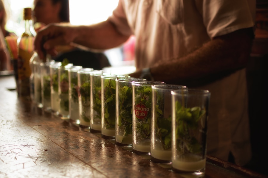 Que hacer en la habana. Preparación de Mojitos en la Bodeguita del Medio la Habana Cuba