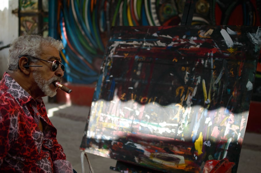 Salvador González Escalona pintando en callejón de hamel habana cuba