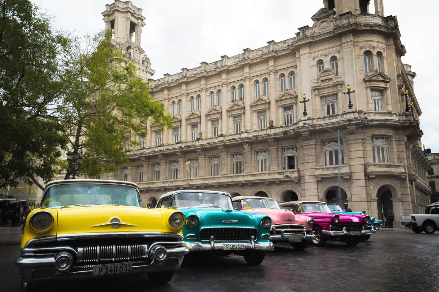 Seguro de viaje a Cuba recomendado en la Habana coches de colores cadillacs