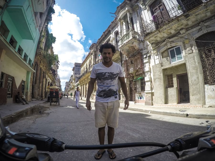 Nuestro amigo Yuri poniendo a punto las bicicletas havana bike la habana cuba. Guia de la Habana.