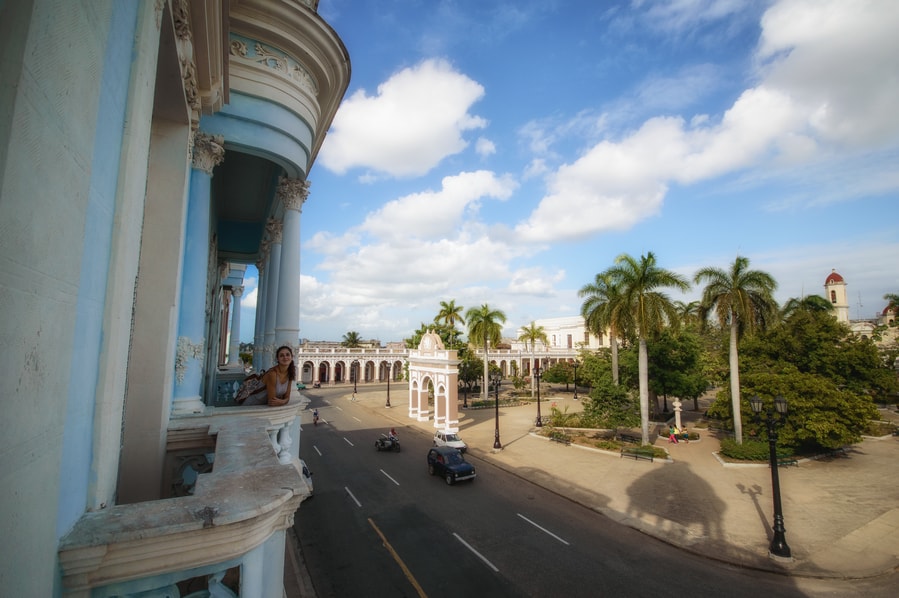 Balcones del Palacio Ferrer Cuba Cienfuegos parque José Martí. Que hacer en Cienfuegos en un día