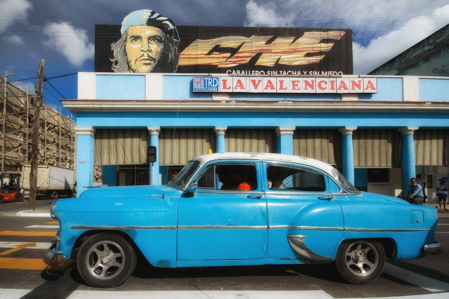 Paseo de Prado cartel che Cienfuegos Cuba. Que hacer en Cienfuegos en un día