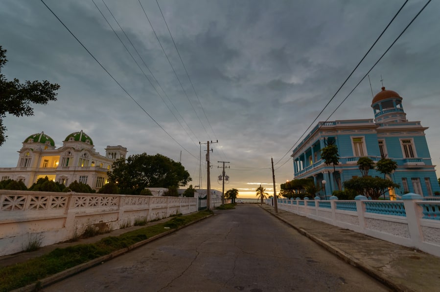 Club Cienfuegos y Palacio Azul en Punta Gorda Cuba atardecer mansiones coloniales. Itinerario de viaje para mochileros norte de cuba en 15 dias