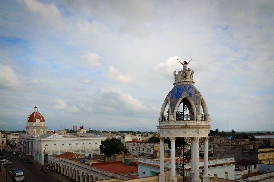 Torre del Palacio Ferrer con Palacio de Gobierno de Fondo Cienfuegos Cuba. Guía de viaje de Cienfuegos Cuba