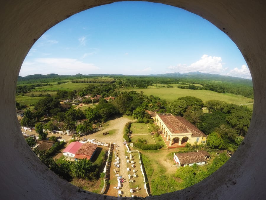 Vista desde la torre de manaca iznaga valle de los ingenios trinidad cuba. lugares cerca de trinidad que no te puedes perder