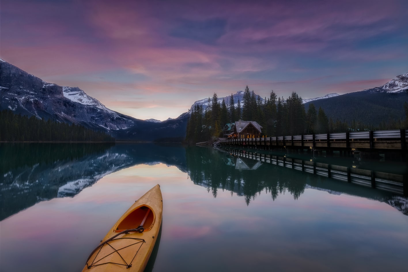 Emerald Lake Parque Nacional de Yoho Montañas Rocosas de Canada canoa amarilla